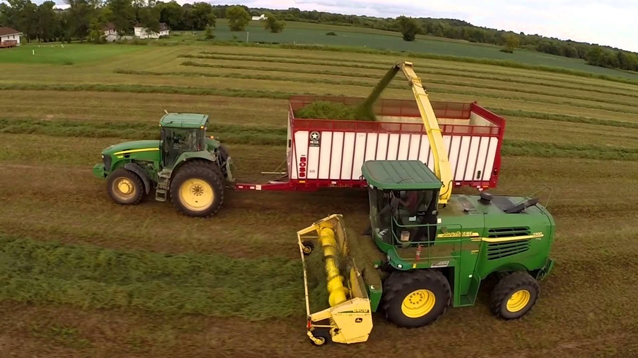Dettmann Dairy Farms - Chopping Hay with John Deere 7300 chopper