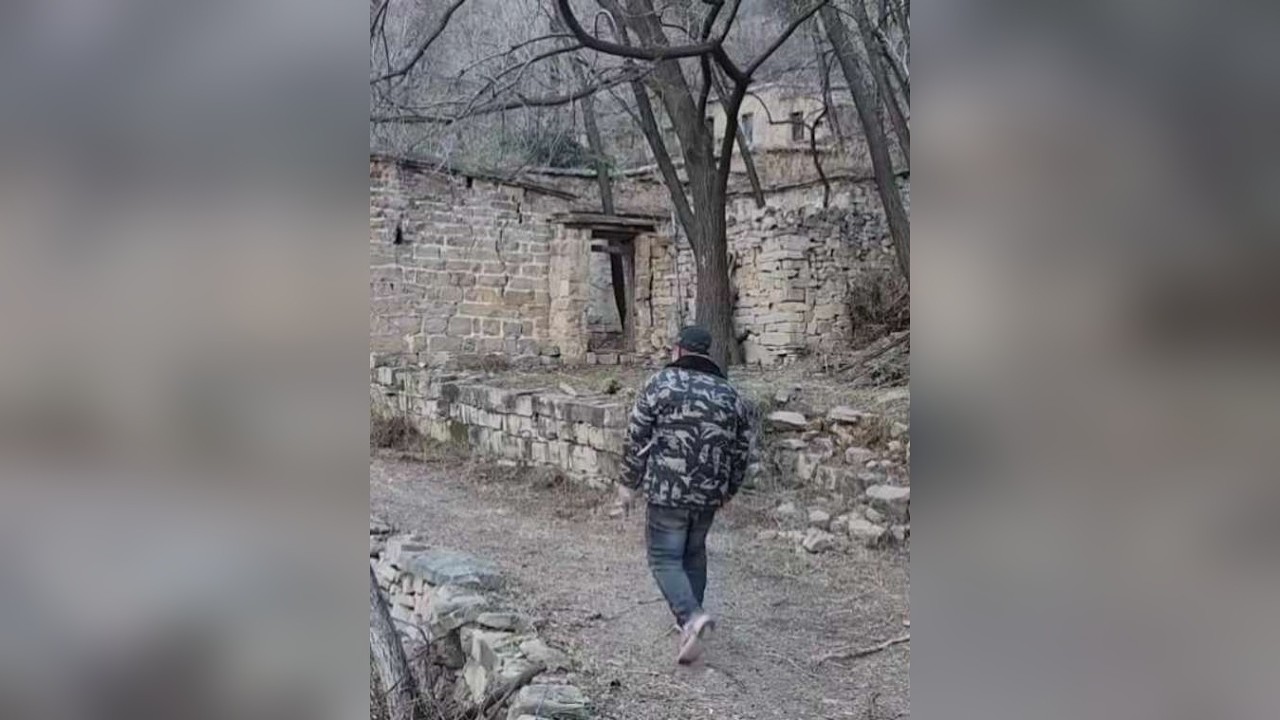 深山石村，只住着一个人，喂鸡养羊与世无争，你喜欢这样的生活吗