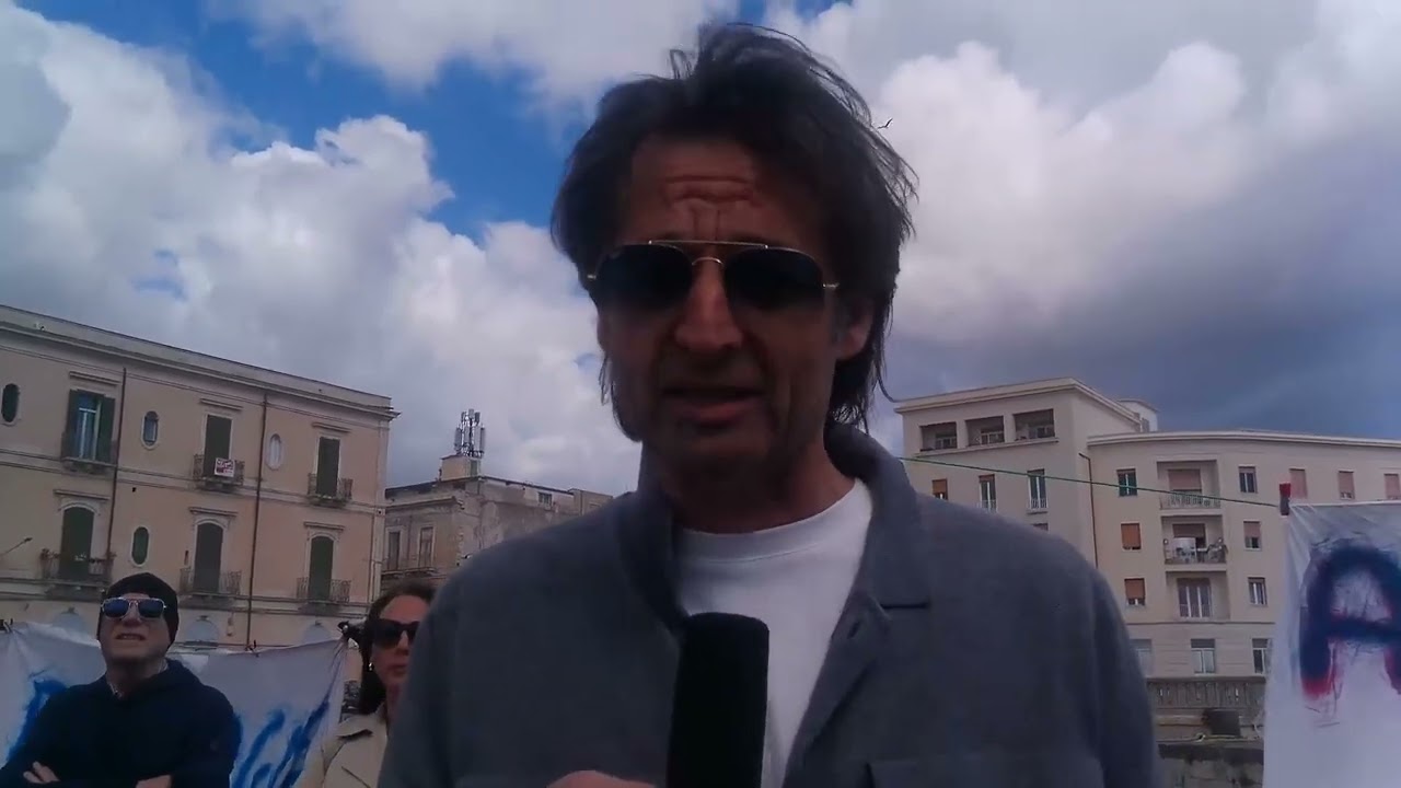 Ambientalisti in piazza: protesta sul lungomare contro cementificazione e accessi limitati al mare