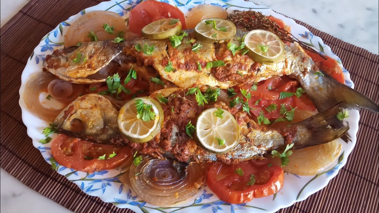 # حوت ( دوراد) مشرمل مع البصل والطماطم 🍅🌰 في الفرن 😋😋