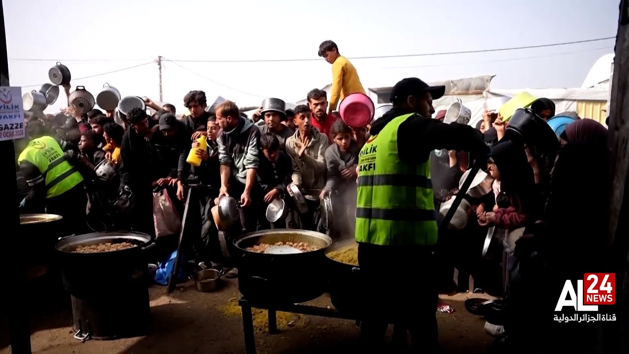 Des déplacés font la queue devant une cuisine caritative pour de la soupe et du riz