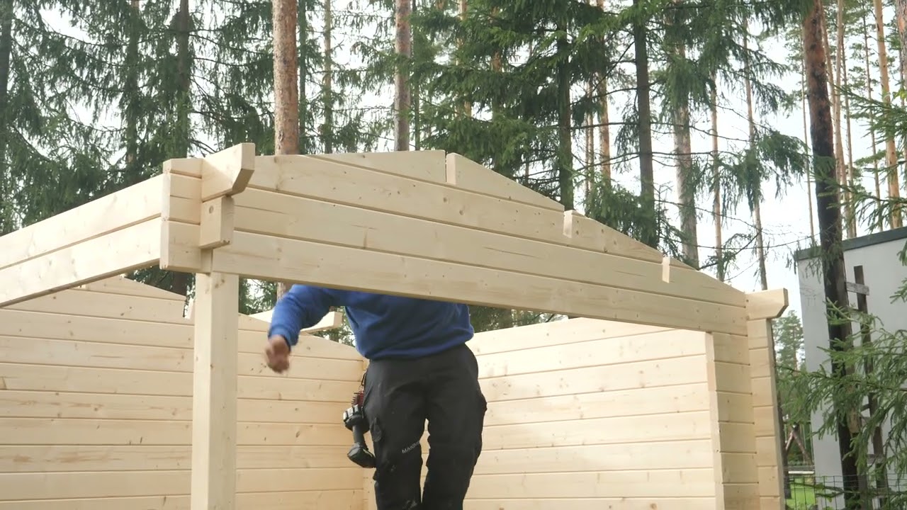 Montaje de una casa de madera en un día