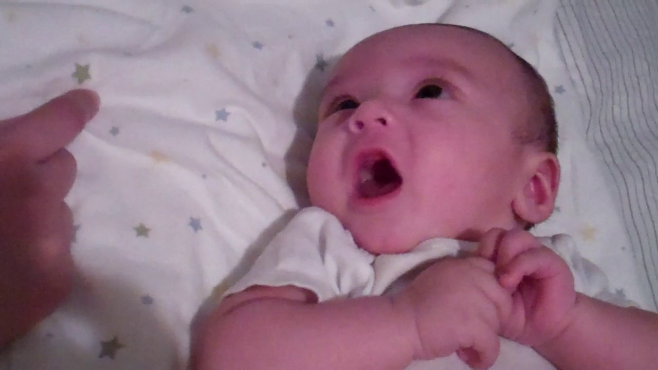 bebe de 2 meses hablando con mami