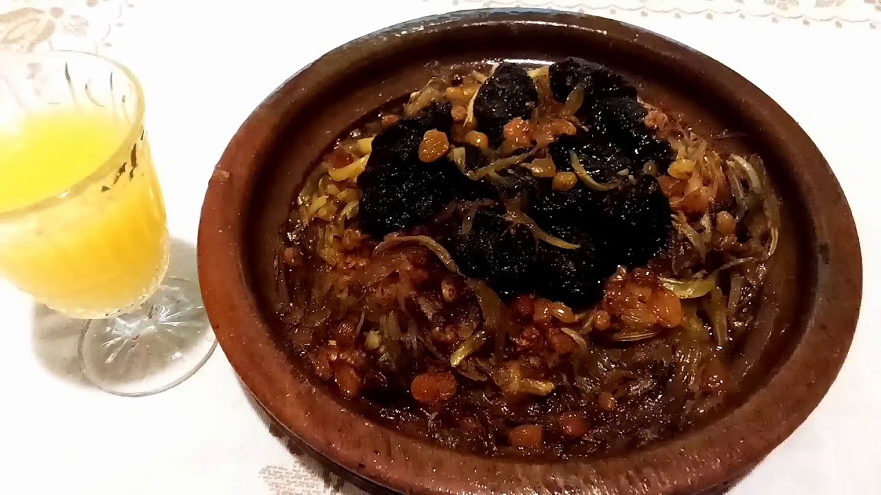 طاجين اللحم بالبصل و الزبيب والبرقوق كيجي معسل وفي قمة البنة وعصير منعش بالليمون و البرتقال