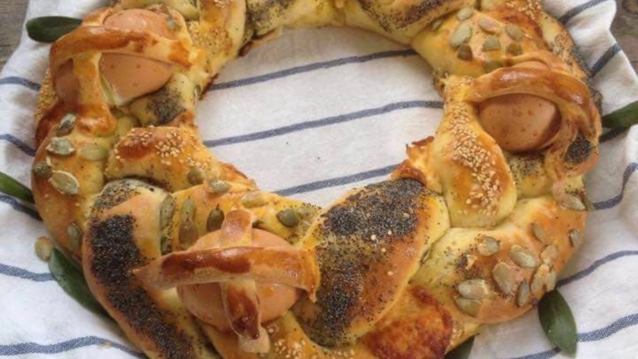 La Corona di Pasqua è una treccia di pane con farina di semola. Ricetta Youtube
