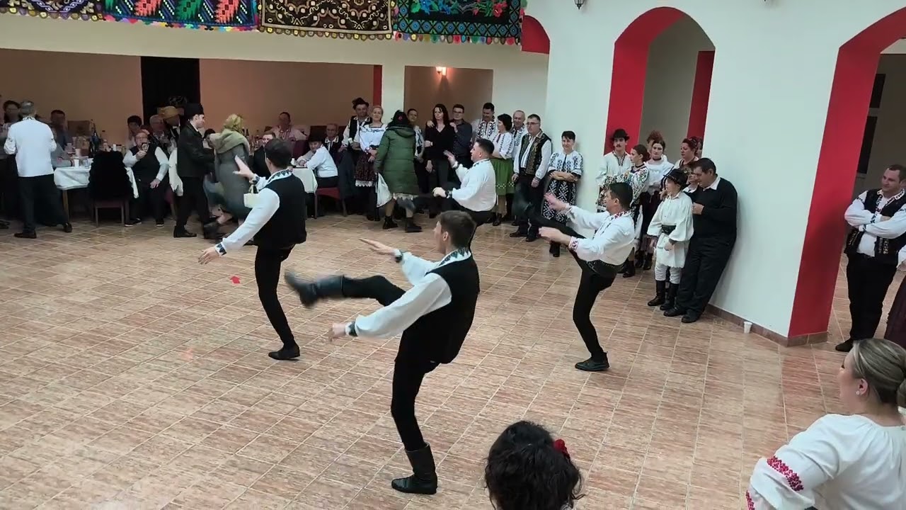 Dor Transilvan Chintăul cum o seamă sunt din sat,musai să joace că doară tradiția nu se pierde