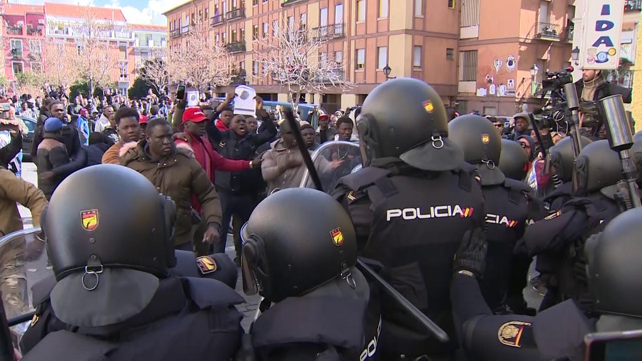 Imágenes de disturbios en Lavapies el día después de la muerte de Mbaye