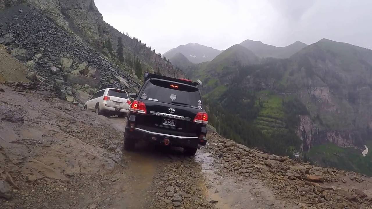 200 Series Toyota Land Cruisers on Blackbear Pass in the rain