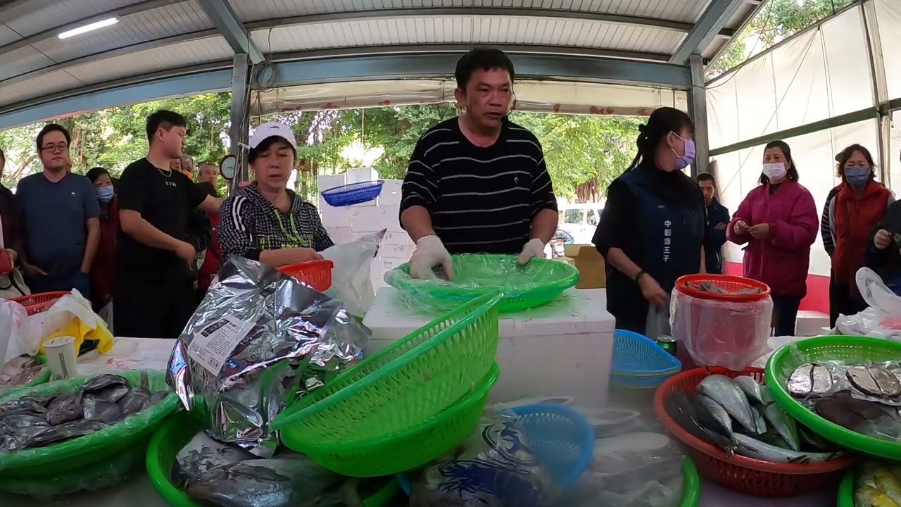 今天的各種鱸魚都是用搶的耶 #中彰海王子 #彰化八卦山棒球場 #海鮮叫賣 #海鮮拍賣
