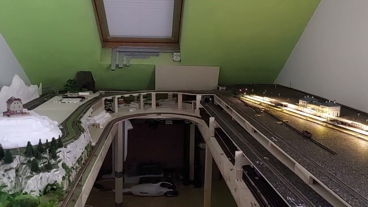 Fahrvideo mit Baufortschritt Bahnhof, Gelände, Beleuchtung und Signalen.