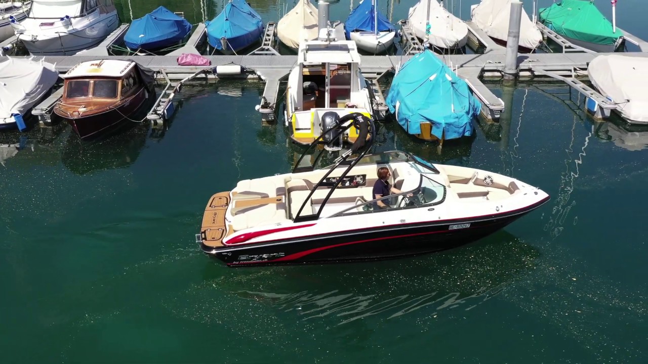 R&uuml;ckw&auml;rts aus einem Liegeplatz ablegen mit einem Motorboot mit Z-Antrieb