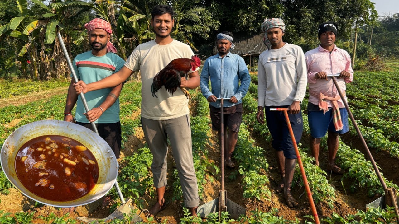 সবাই মিলে একসাথে মাঠে কাজ করার আনন্দে জমিয়ে খাওয়া-দাওয়া করলাম ||