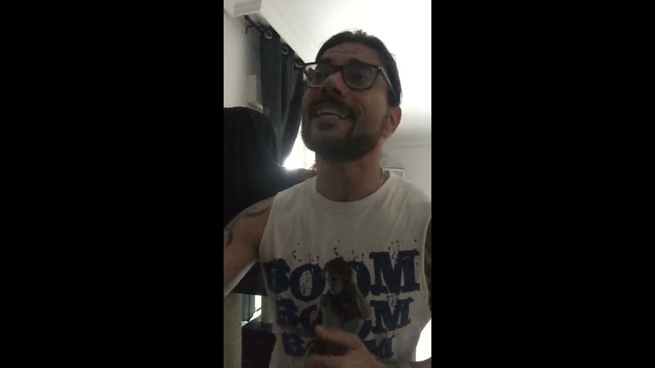 Leo Jiménez cantando 