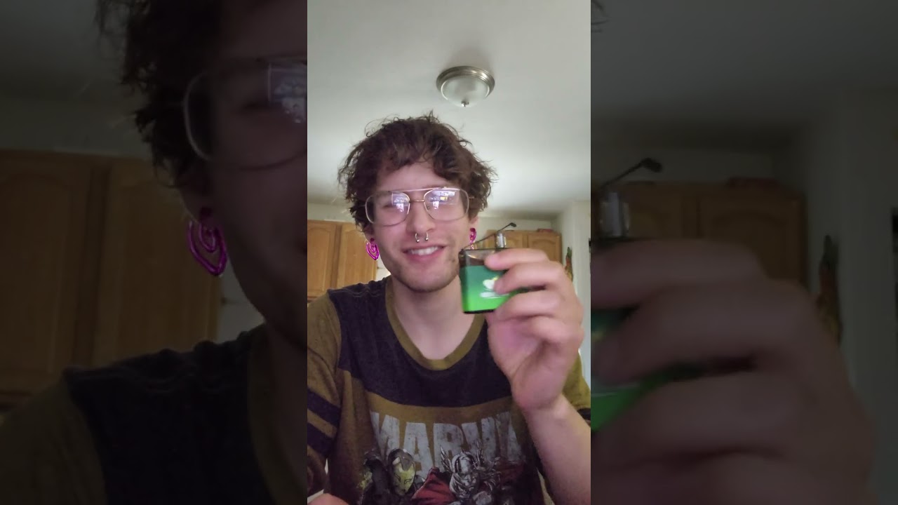 Taste Testing A Rick And Morty Dazzle King Vape Green Apple Lemon Flavor 5.5/10