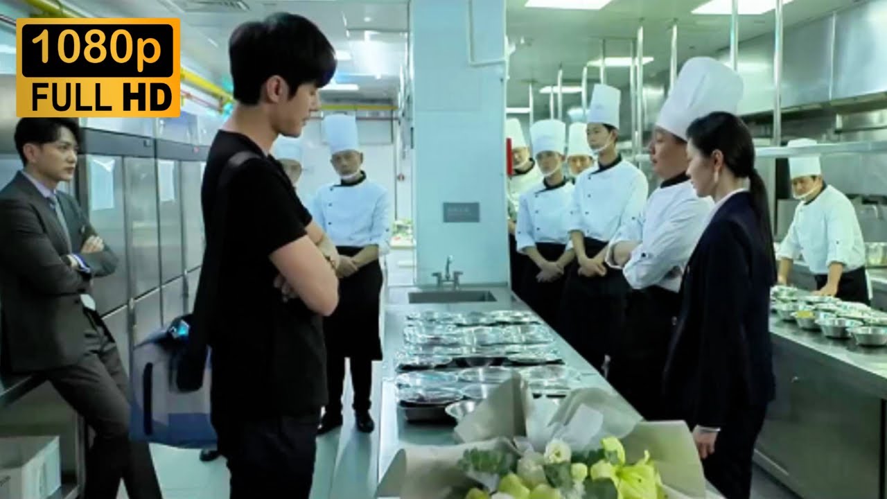 Movie！廚師長瞧不起新來的窮小夥，怎料窮小夥是廚神的徒弟，下秒露出一手刀工後驚呆眾人！#今天的她们#最新電影 #大陸電影 #職場電影