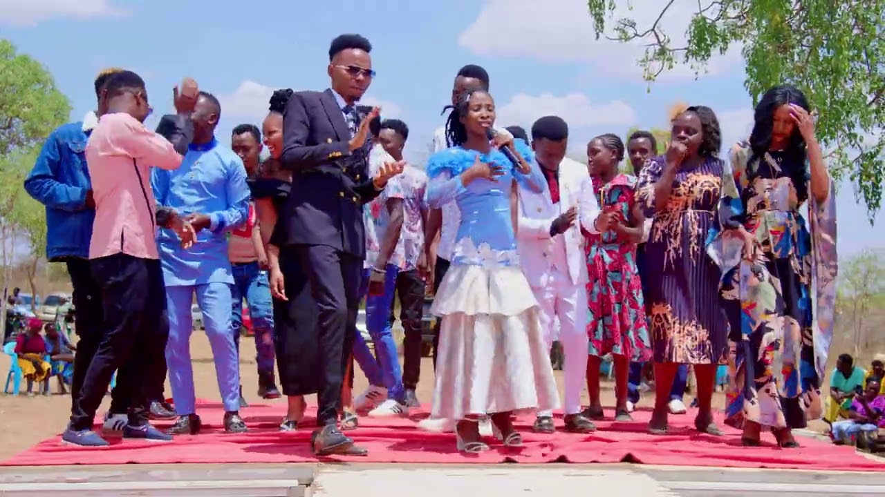 Liz Musasi Perfoming at Stephen Kasolo’s Shush Burial