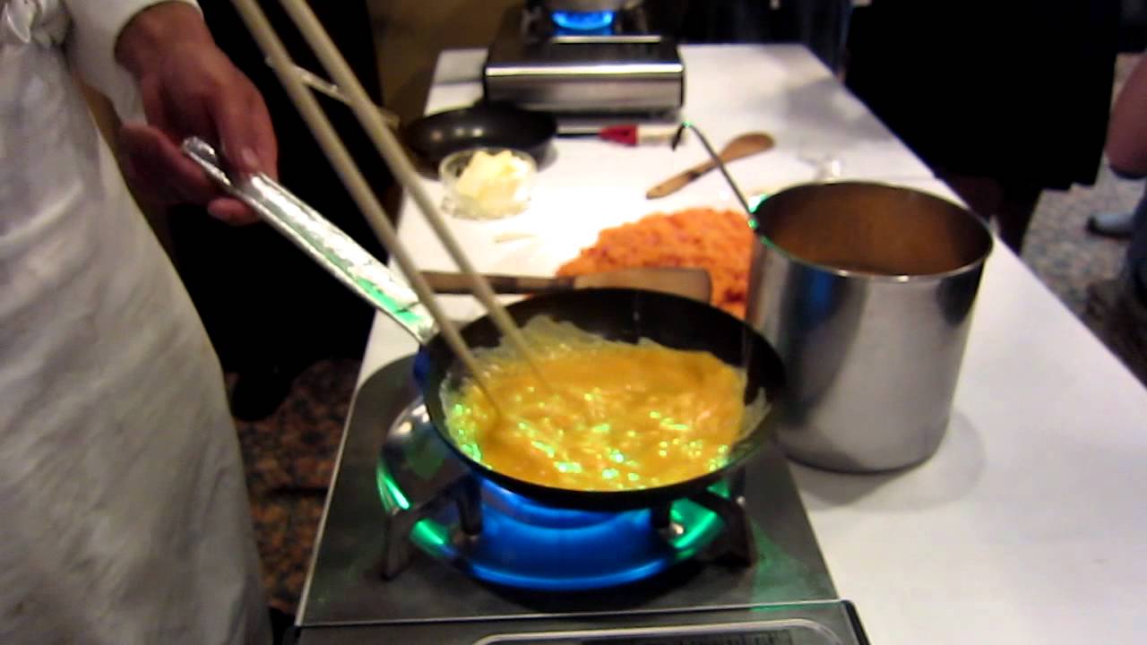 日本橋たいめいけん三代目・茂出木 浩司氏の華麗なフライパンさばき