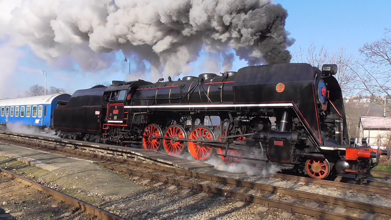 Parní lokomotiva Šlechtična 475.179 vede Velikonoční expres na Křivoklát