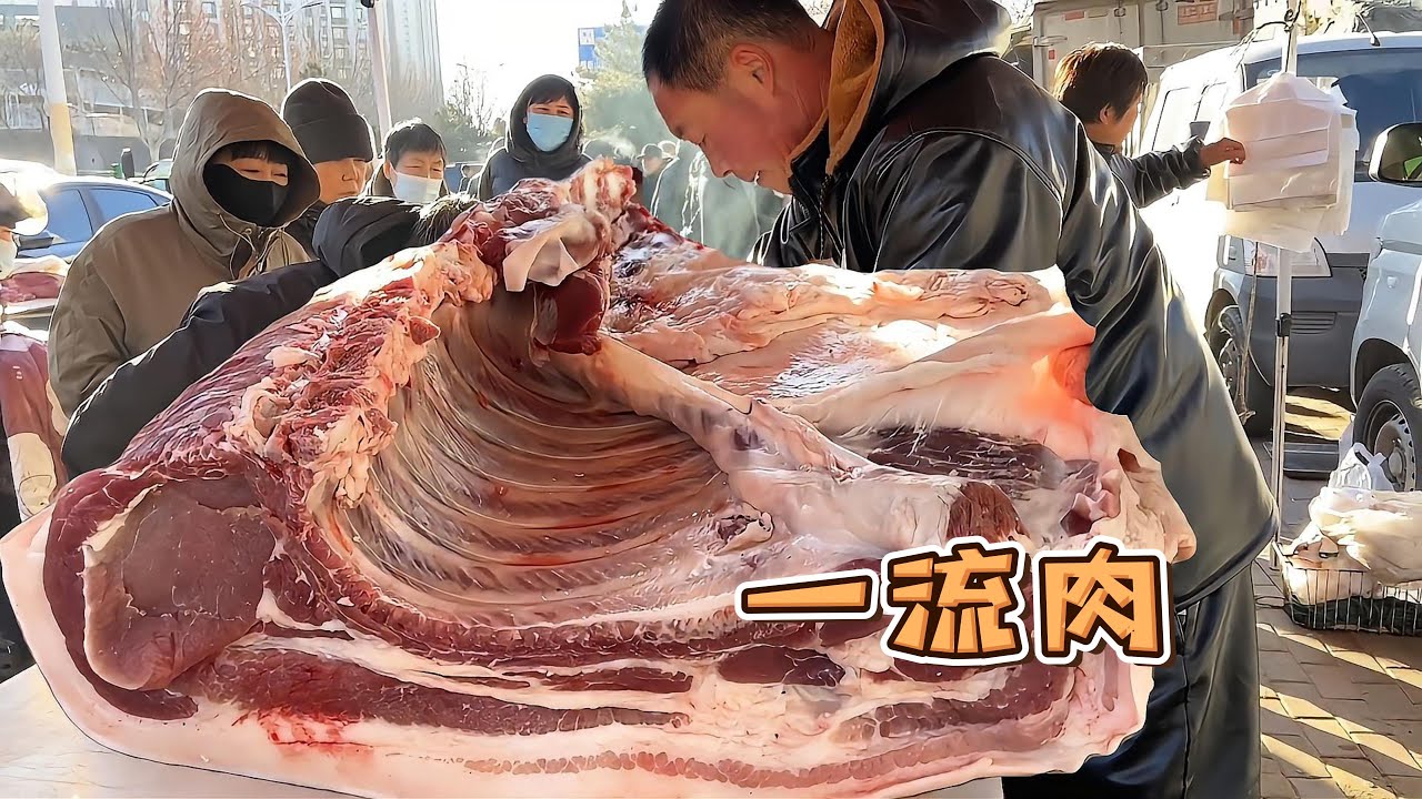 農村放養大肥豬太受歡迎，钆一刀滋滋冒油，華哥剛出攤不一會就賣一千多，這下發了【玖叔v​​log】#pork #猪肉 #玖叔vlog#华哥猪肉#玖叔猪肉#豬肉