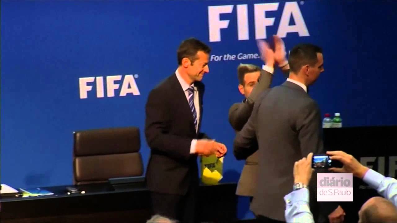 Presidente da Fifa é surpreendido com 'chuva de dólares'