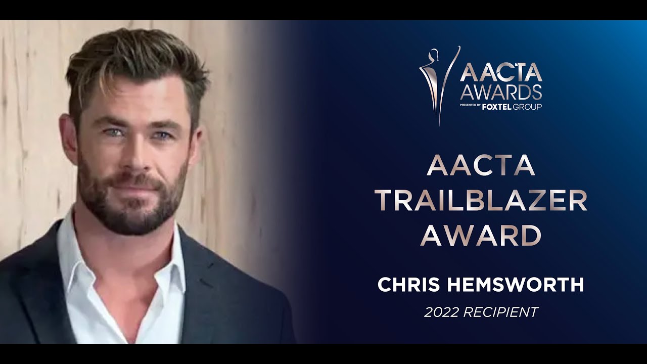 Рассел Кроу вручает Крису Хемсворту премию AACTA Trailblazer Award 2022