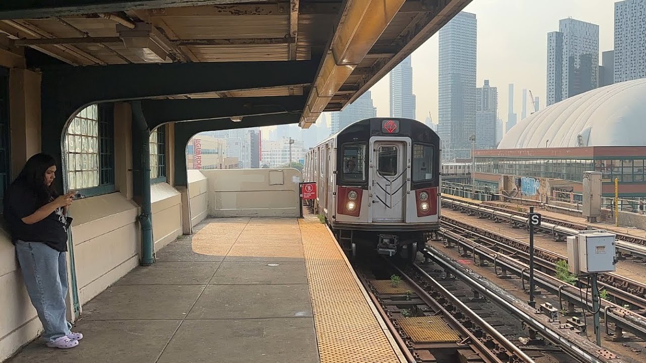 PM Rush Hour R188 7 Skip Stop Local/Express Trains At 33rd Street Rawson Street