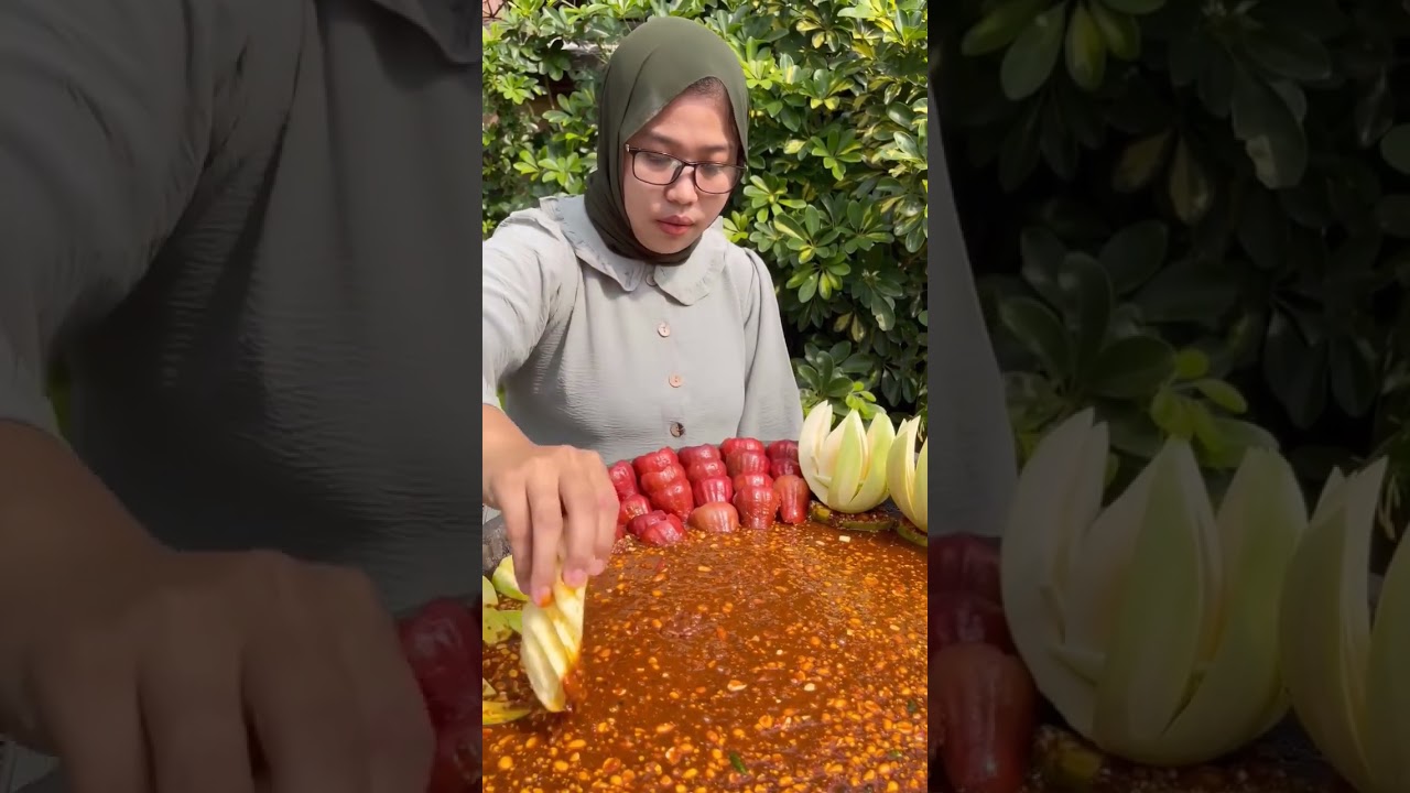 Ngiler banget liat kakaknya nyocol bumbu rujaknya 🤤🤤 #rujak #rujakbuahsegar #rujakan #bumburujakenak