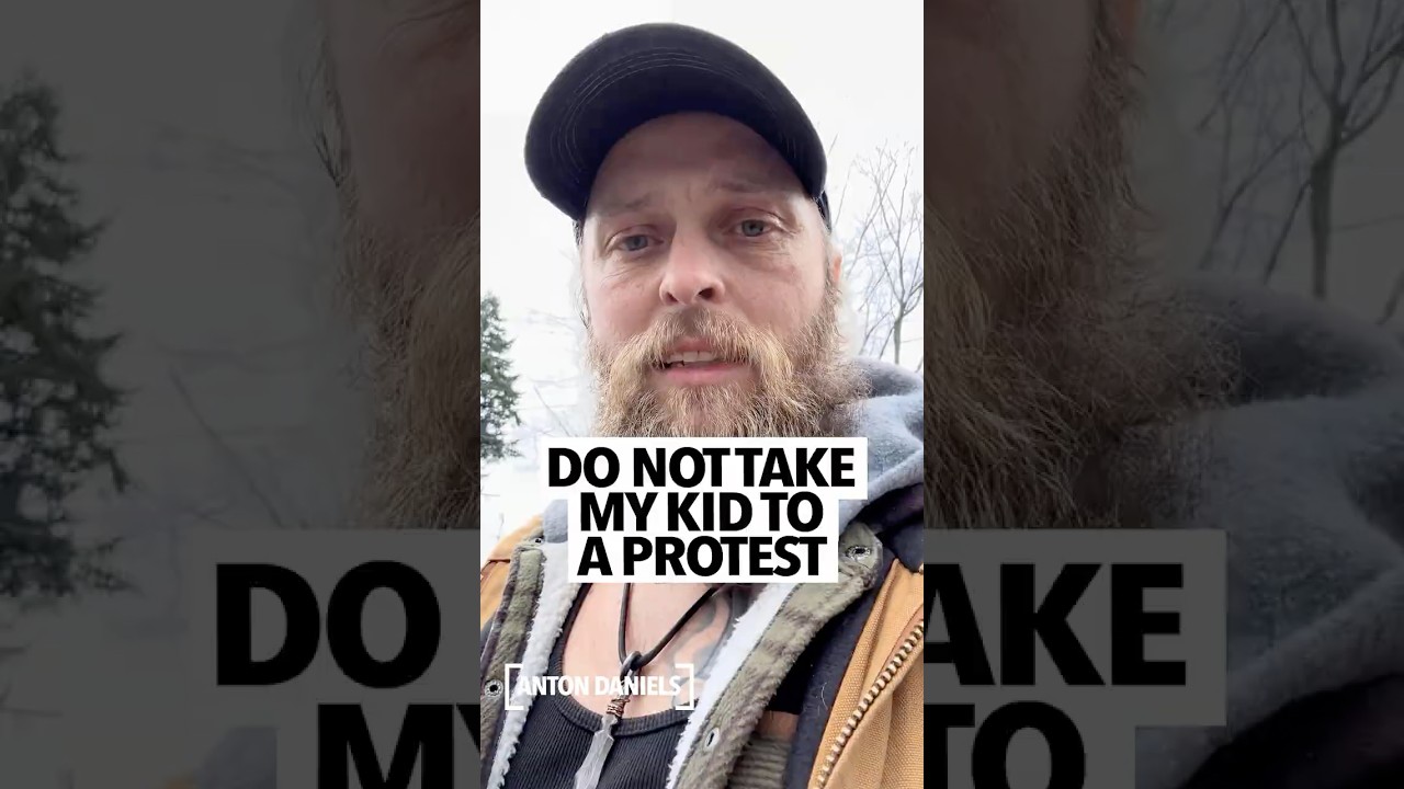 Родители, возмущенные тем, что школы забирают их детей из-за протестов, вступают в конфронтацию с...