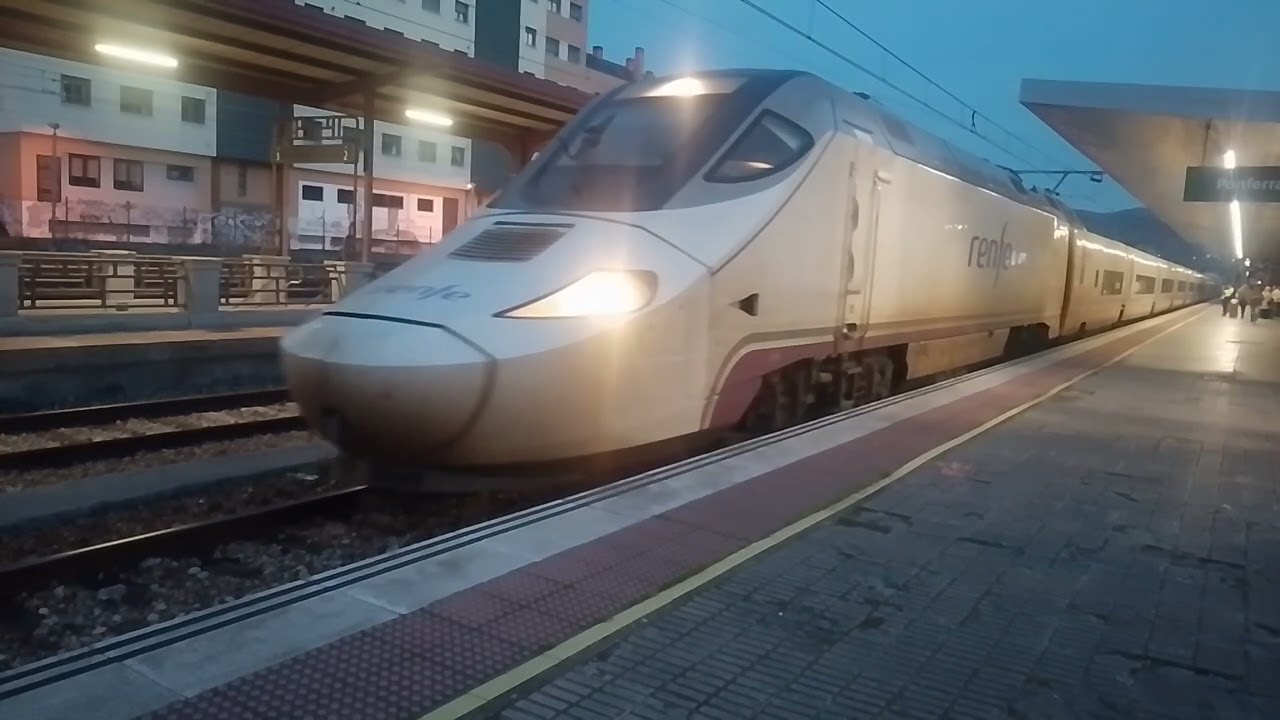 Alvia S 130 (Rama 10) destino Vigo Urzaiz entrando y saliendo de la estación de Ponferrada 