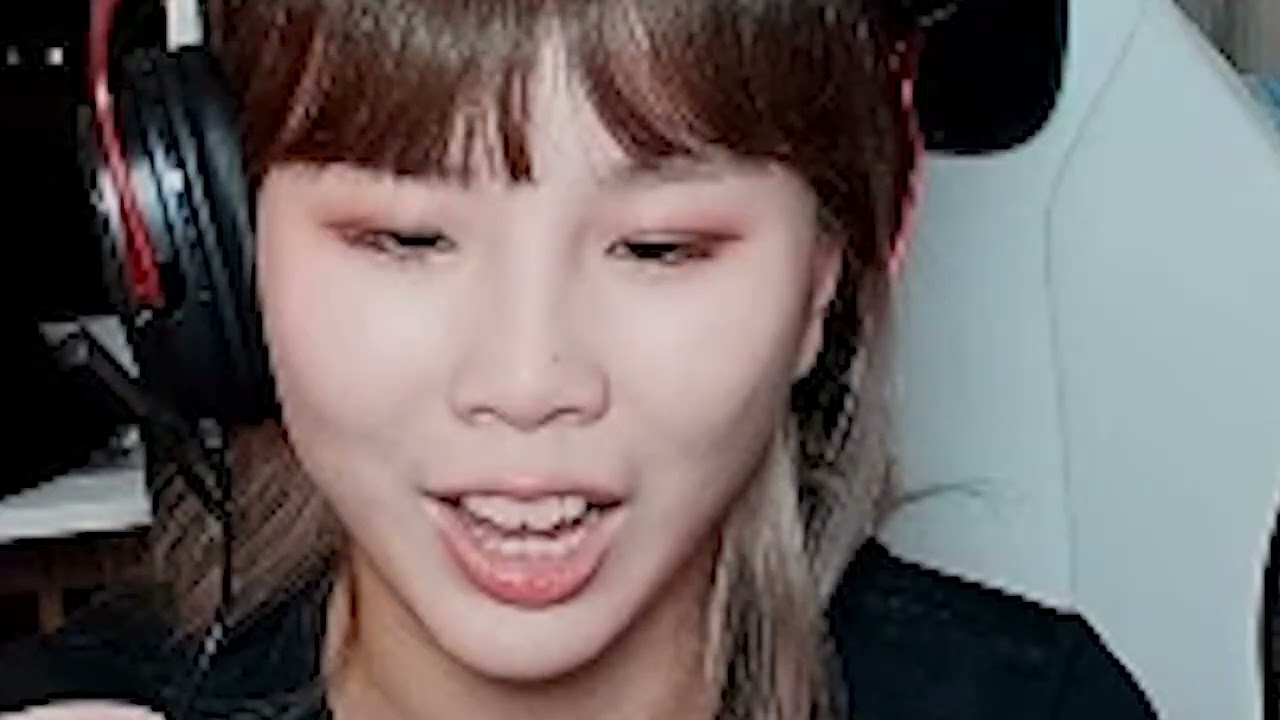 Estelle Fly COSPLAY as Pepe the Frog | Good Game Asia