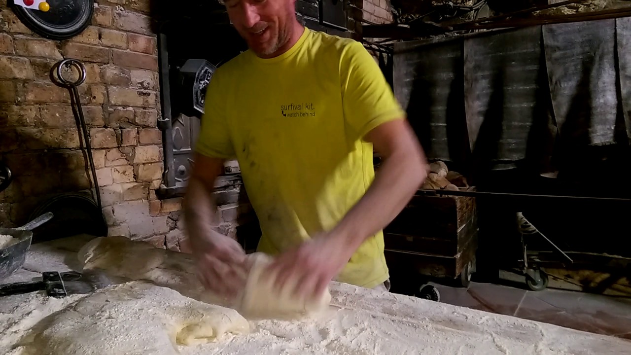 Le boulanger conceptualise les miches de pain au Pétrin Moissagais Bordeaux le 19 fev 2017