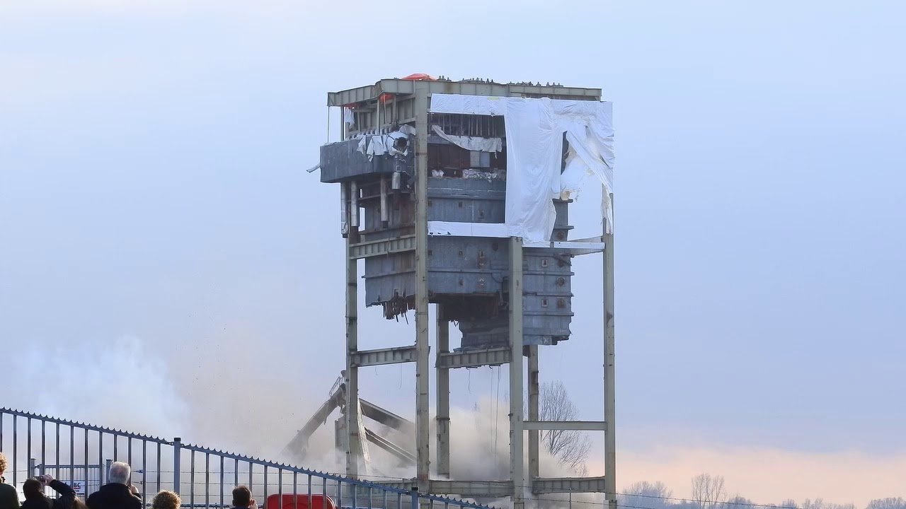 Sloop IJsselcentrale. Neerhalen ketelhuis HC3 en HC4