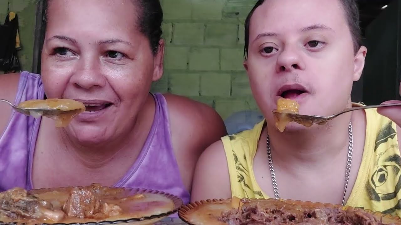 COMENDO ESCALDADO DE FARINHA COM ÁGUA E CALDO DE ENSOPADO E CARNE DE ENSOPADO UMA DELÍCIA 😋 
