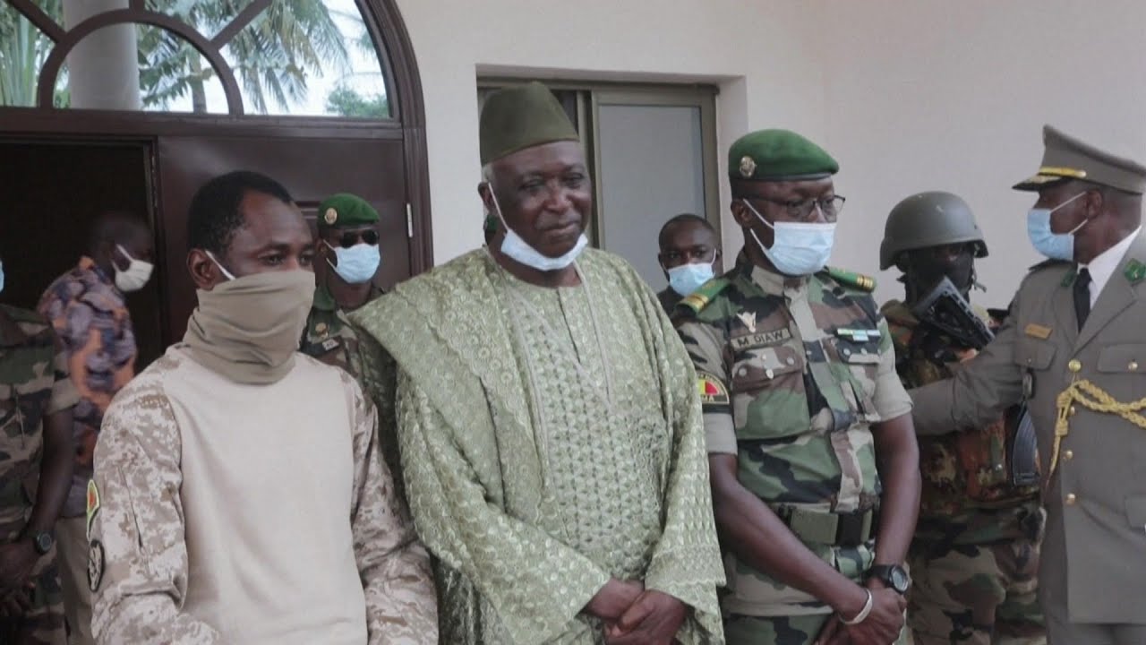 Mali: Ba N'Daw fait une apparition, mais qui commande vraiment?