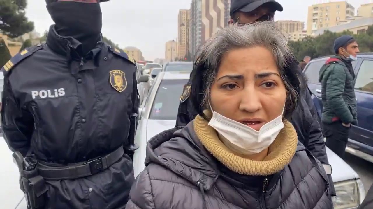 Şəhid ailələri Yasamal rayon İcra Hakimiyyətinin qarşısında yolu kəsərək etiraz edirlər