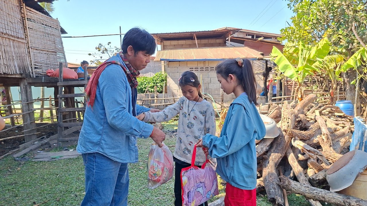 ธิดาลาวข้ามฝั่งไปไทย ก่อนกลับลายายลาบ้านและมาให้กำลังใจเสี่ยวฮักแพงที่บ้านโพนยานาง