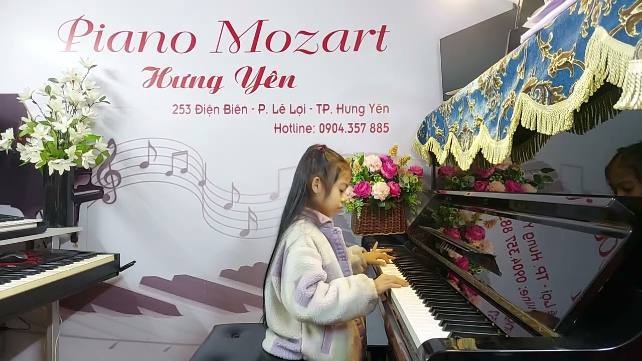 Bạn Khánh Ngân với tác phẩm Nhật ký của mẹ. 