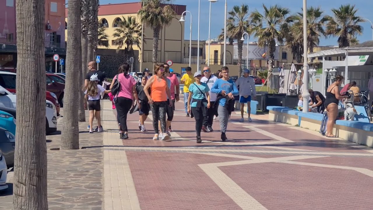 Terrazas y playas llenas en Melilla este domingo, con term&oacute;metros que rozan los 23 grados