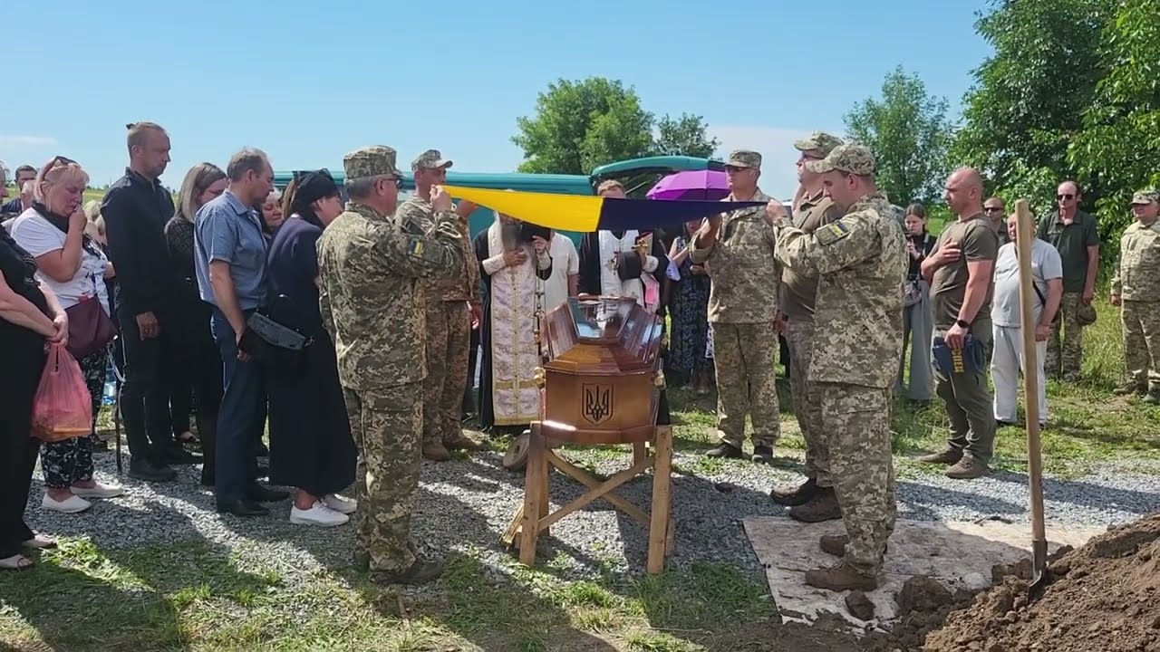 Почесна варта передає прапор родині загиблого Дениса Ціося