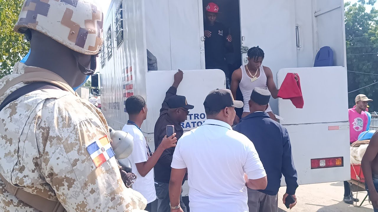 Camiones y autobuses repletos de ilegales llegan a la frontera para ser deportados por migración 