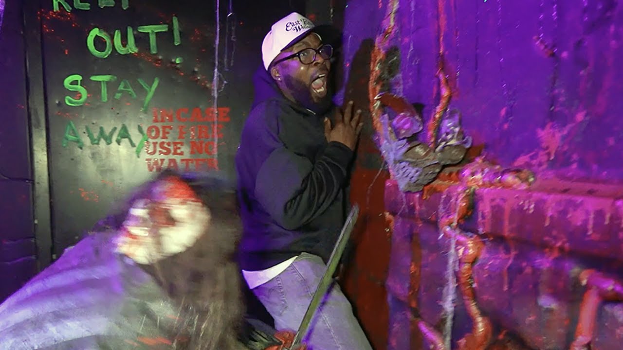 HOLY SH*T 😱 BLOOD MANOR - NYC SCARIEST HAUNTED HOUSE !! HALLOWEEN 🎃 TIME 