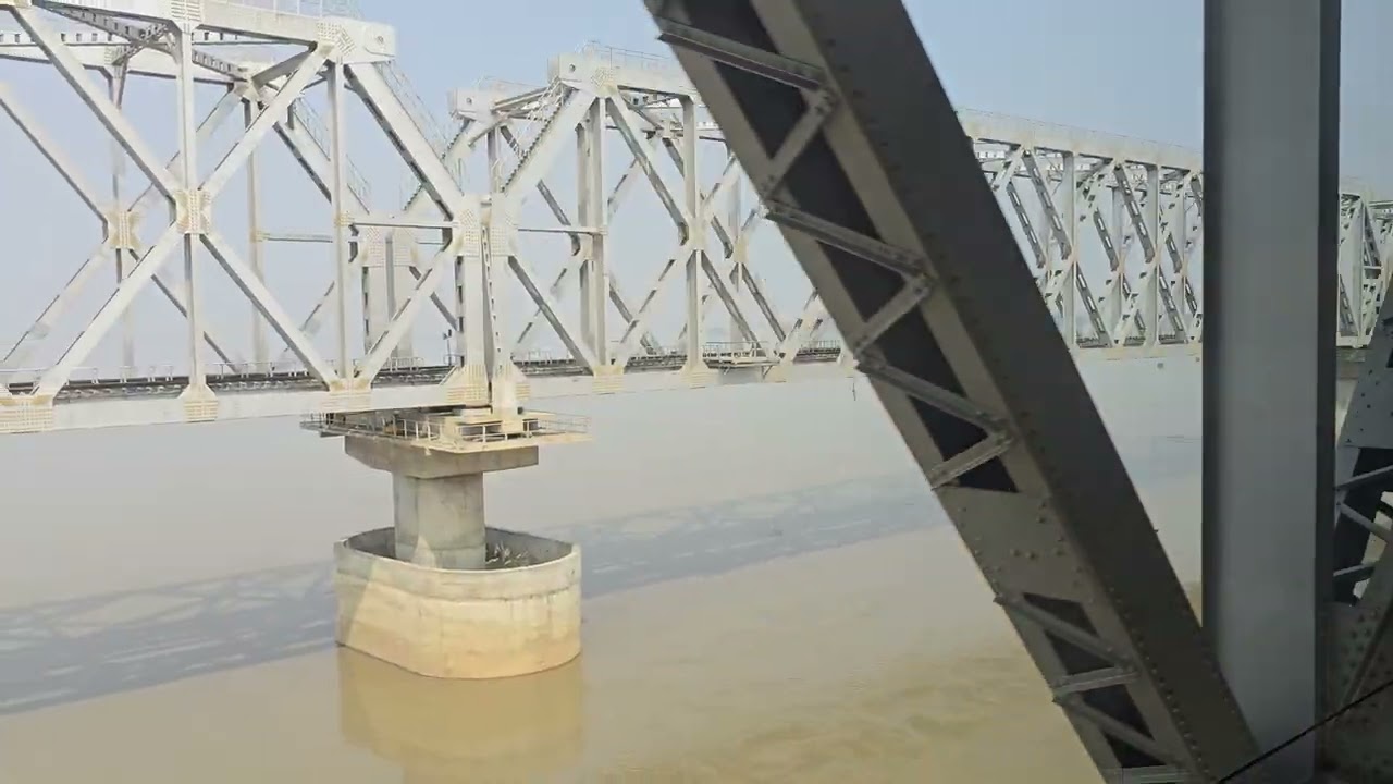 Passing over famous Rajendra Pul alongside the Newly under construction 🏗 bridge. 