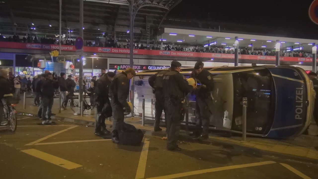 Schwere Ausschreitungen durch Hooligans in Köln - 48 Verletzte Polizisten am 26.10.2014 + O-Ton