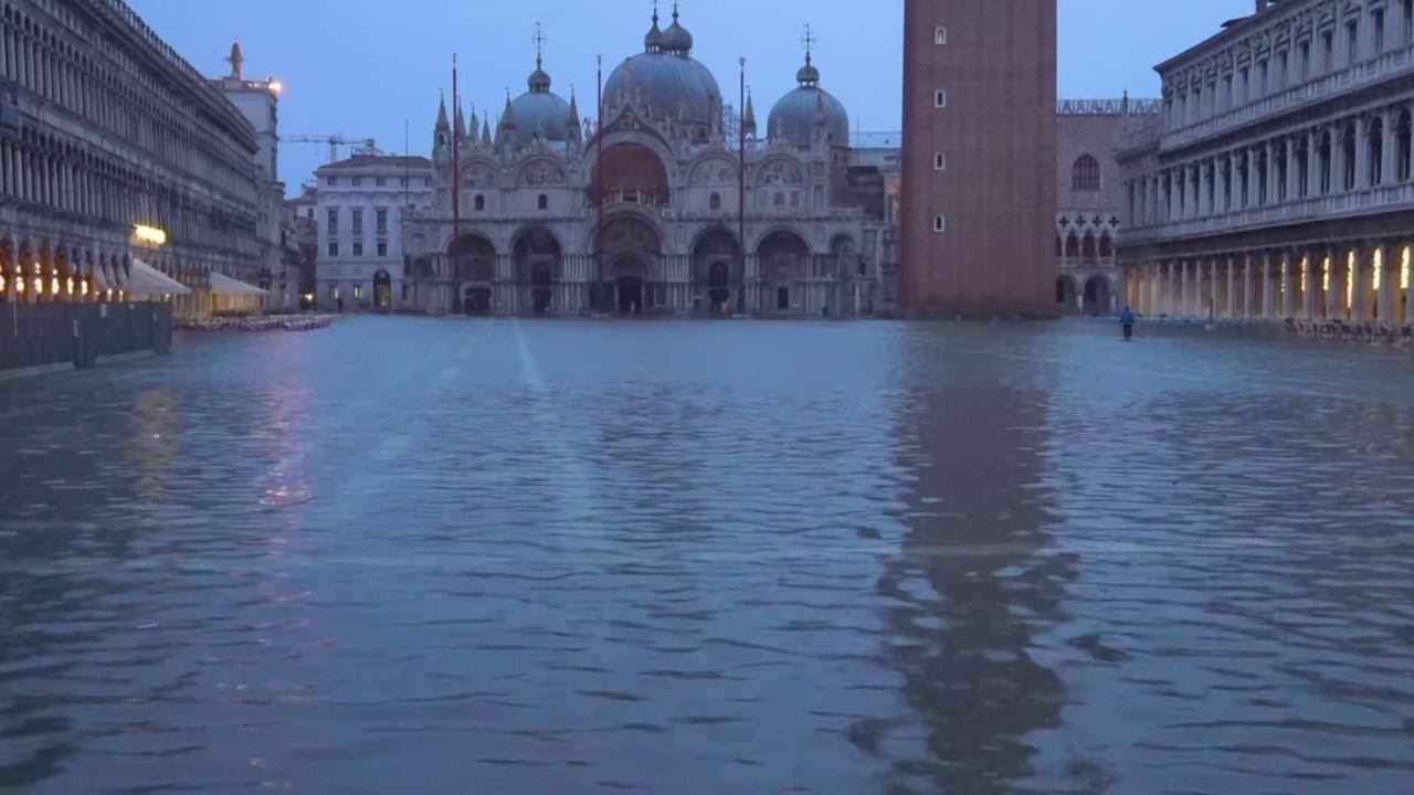Venezia, acqua alta in Piazza San Marco: le immagini notte/giorno in timelapse