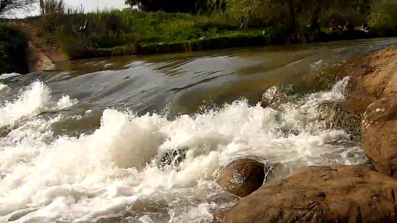Waterfall in Ramat Ha'Golan Israel/Cascade à Ramat Ha'Golan en Israël/מפל ברמת הגולן