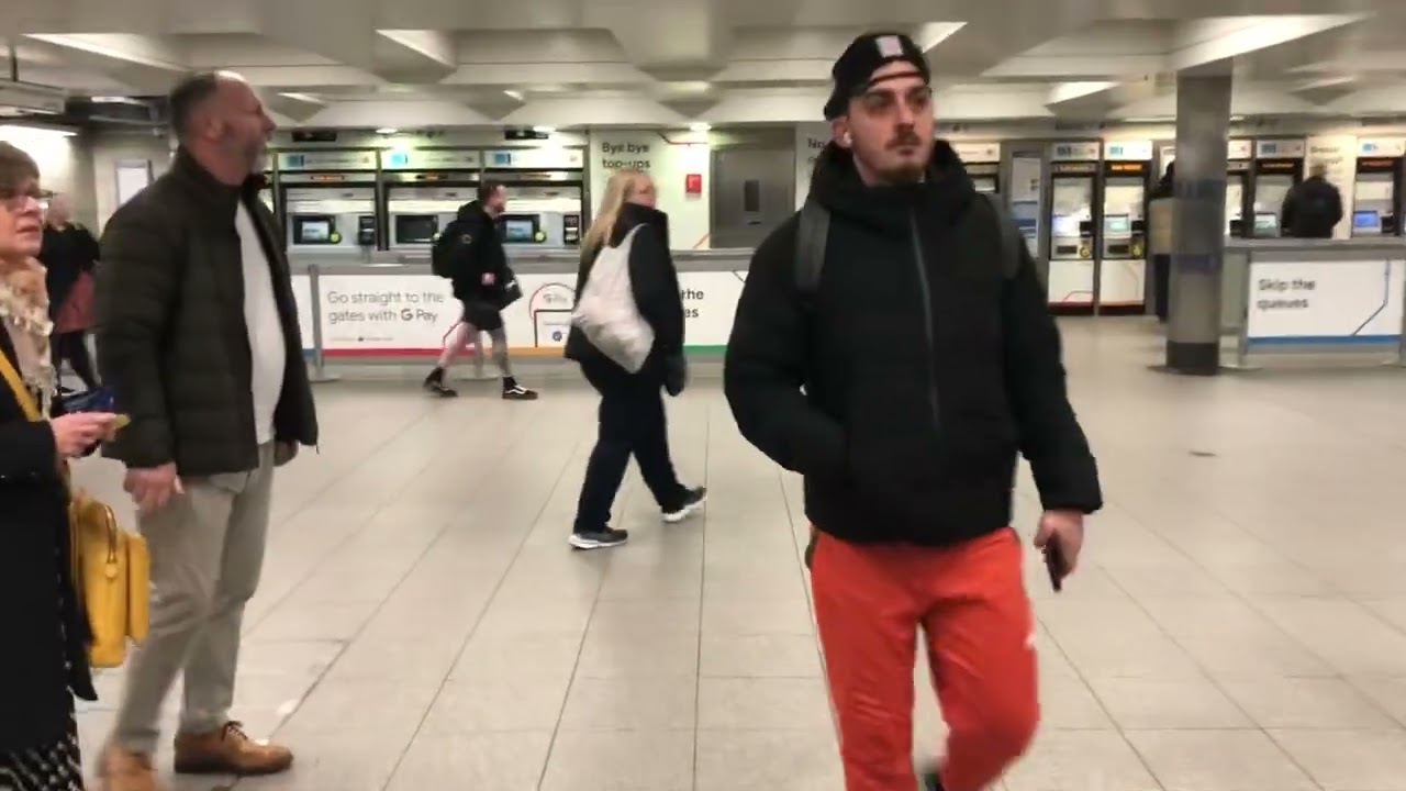 London Victoria Station Full Walk To Train