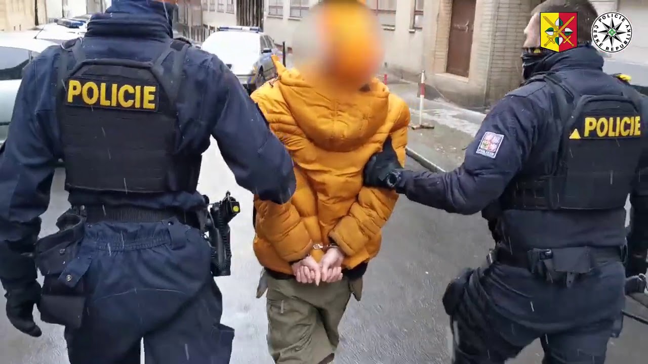 ESKORTA ZADRŽENÉHO PODEZŘELÉHO Z OHROŽOVÁNÍ ŽEN NOŽEM