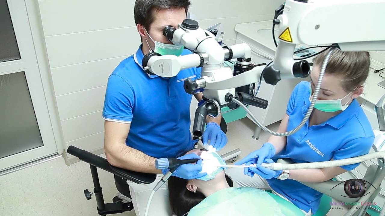 Dental ceramic veneers bonding procedure. Isolation with rubber dam, control with microscope.