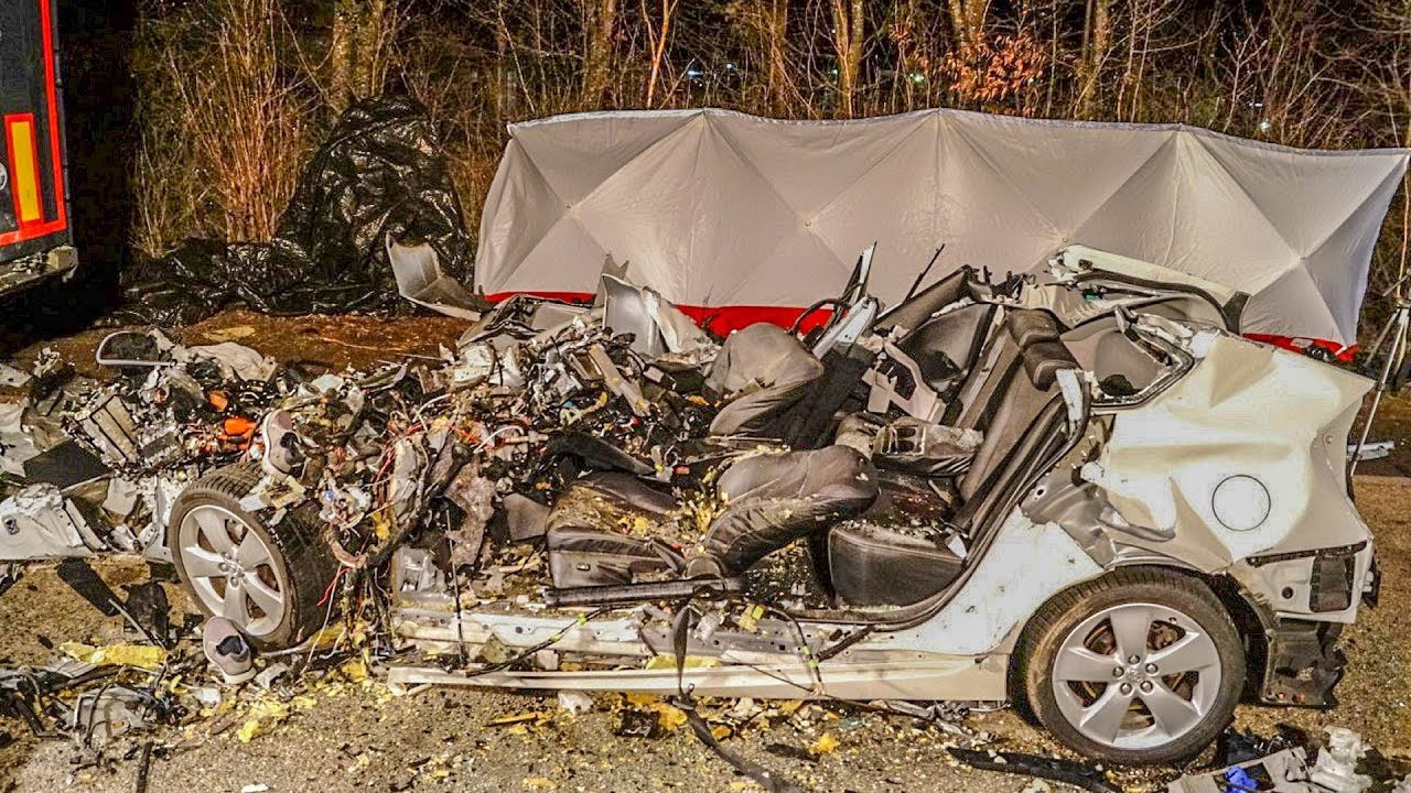 ++ SCHLIMMER UNFALL: PKW RAST UNTER LKW ++ Verheerendes Trümmerfeld | FEUERWEHR im GROSSEINSATZ