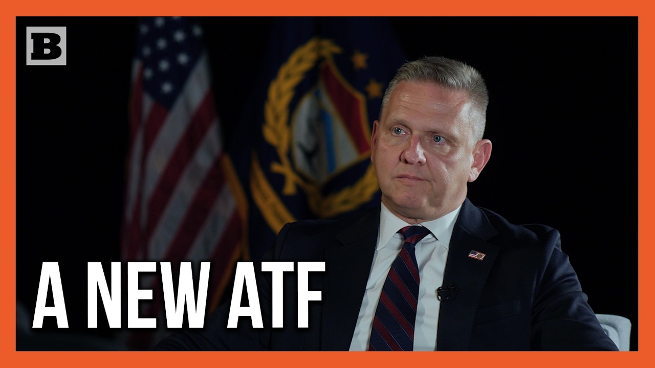 AWR Хокинс берет интервью у директора ATF Чекады спустя несколько часов после принесения присяги.